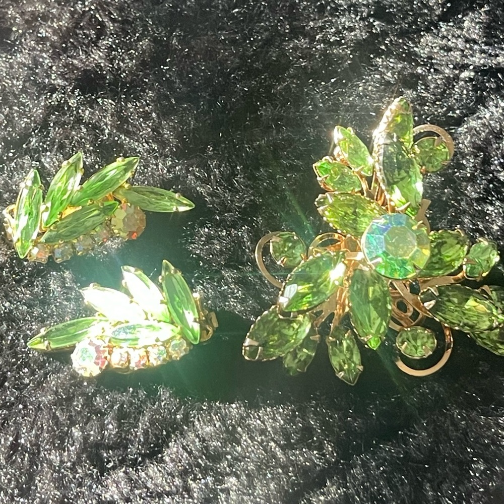 Rare 1950s Green Crystal Brooch & Earrings Set